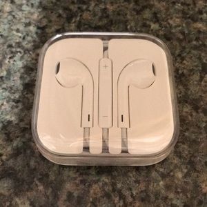 Brand new Apple ear pods.